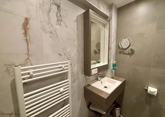 The Cornr Seaview 2*